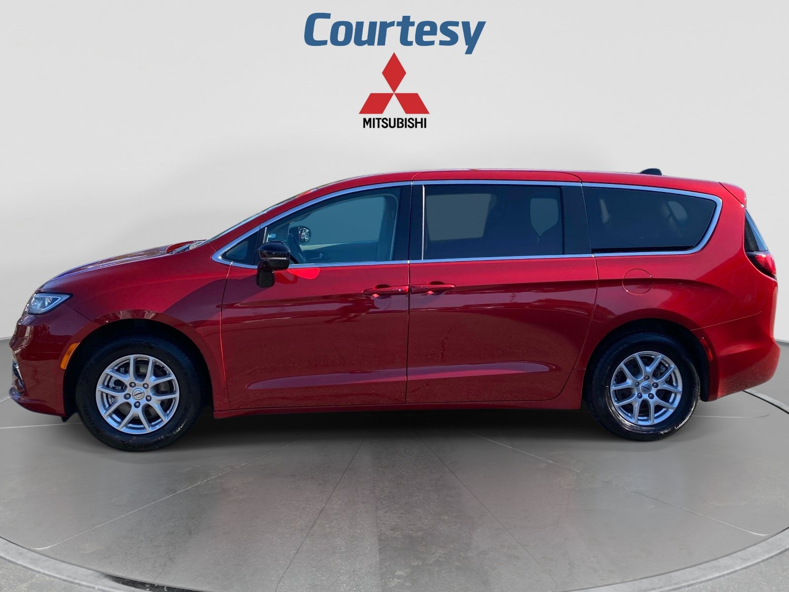 Used 2024 Chrysler Pacifica Touring-L FWD image 2