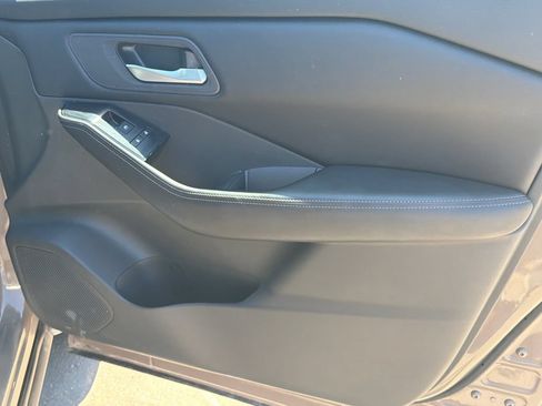 Used 2025 Nissan Rogue SV AWD/4WD image 14