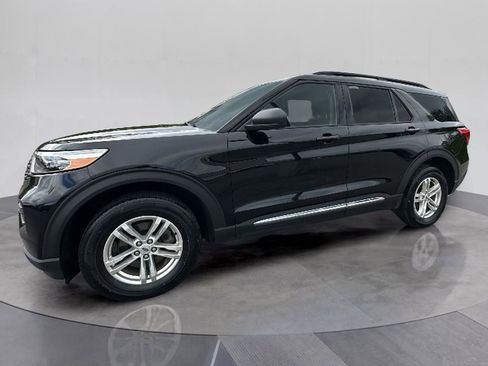 Certified 2022 Ford Explorer XLT image 1