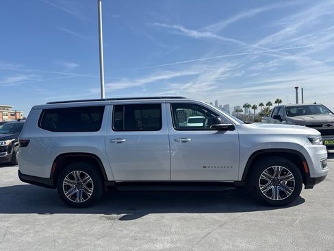 Used 2024 Jeep Wagoneer L Series II w/ Flexible Seating Group AWD/4WD image 4