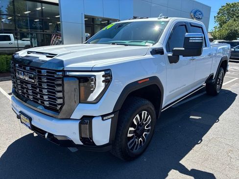 Used 2024 GMC Sierra 2500 Denali Ultimate AWD/4WD image 3