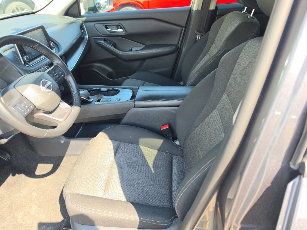 Used 2025 Nissan Rogue SV FWD image 8