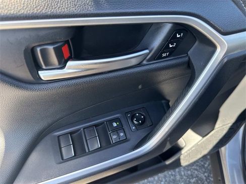 Used 2019 Toyota RAV4 Limited image 17
