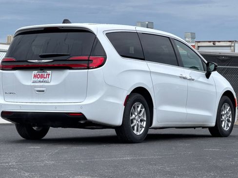 New 2026 Chrysler Pacifica Select image 3