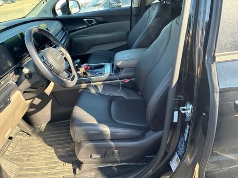 Used 2025 Kia Carnival FWD image 6