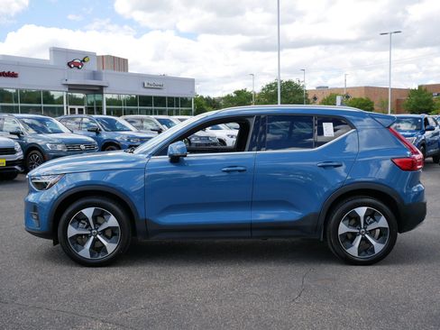 Used 2025 Volvo XC40 B5 Plus AWD/4WD image 4