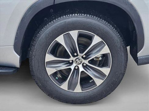 Used 2021 Toyota Highlander XLE image 4