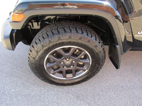 Used 2023 Jeep Gladiator Overland AWD/4WD image 9