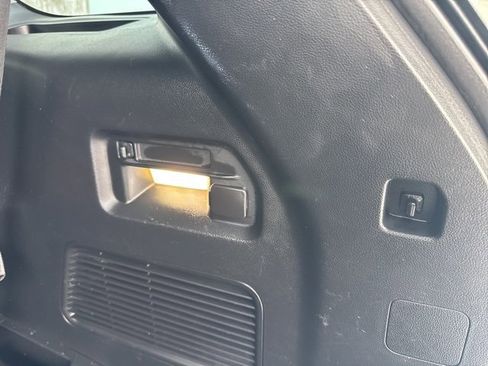 Used 2023 Ford Explorer Limited image 8