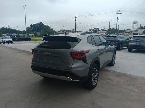 Used 2025 Chevrolet Trax LT w/ LT Convenience Package FWD image 6