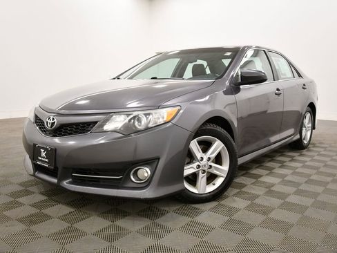 Used 2014 Toyota Camry SE w/ Leather Package image 2