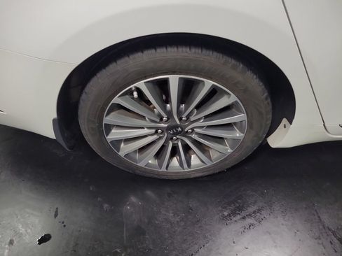 Used 2017 Kia Cadenza Premium FWD image 12