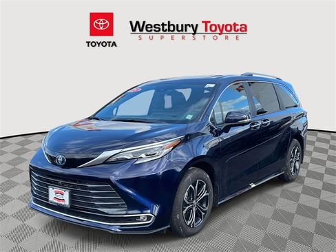Used 2025 Toyota Sienna Platinum image 5