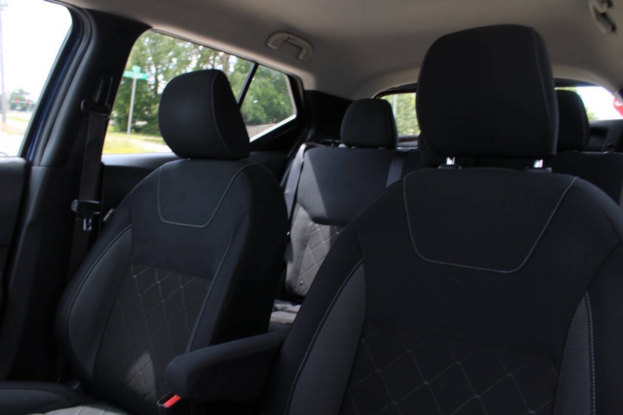 Used 2019 Nissan Kicks SV FWD image 17