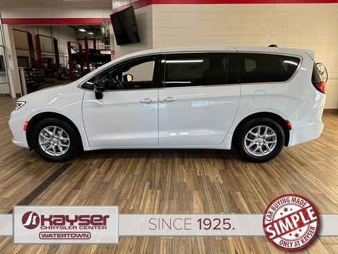 New 2026 Chrysler Pacifica Select image 2