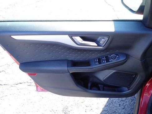 Used 2020 Ford Escape SE image 21