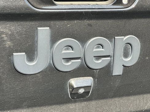 Used 2023 Jeep Gladiator Overland AWD/4WD image 8