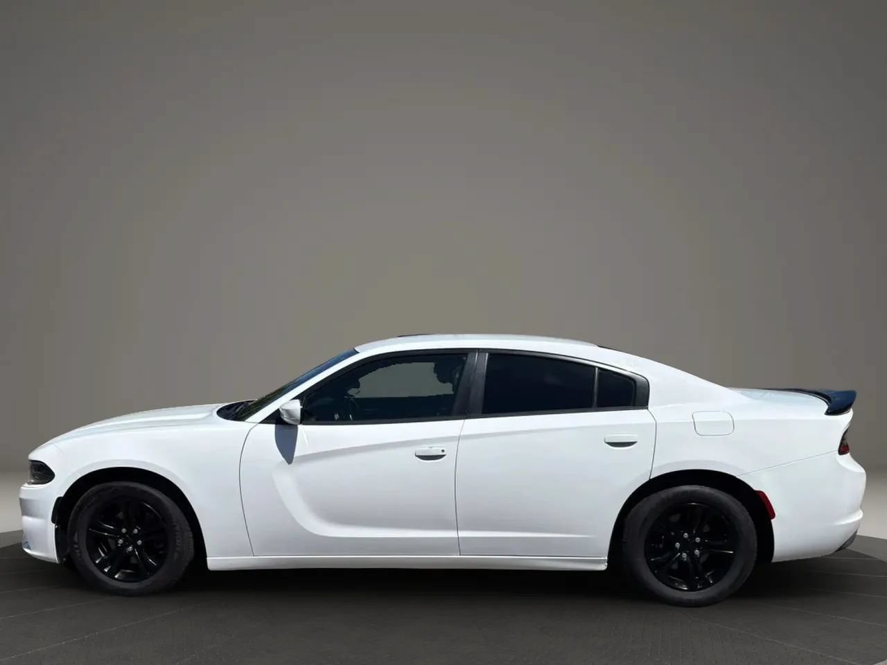 Used 2017 Dodge Charger SE RWD image 9