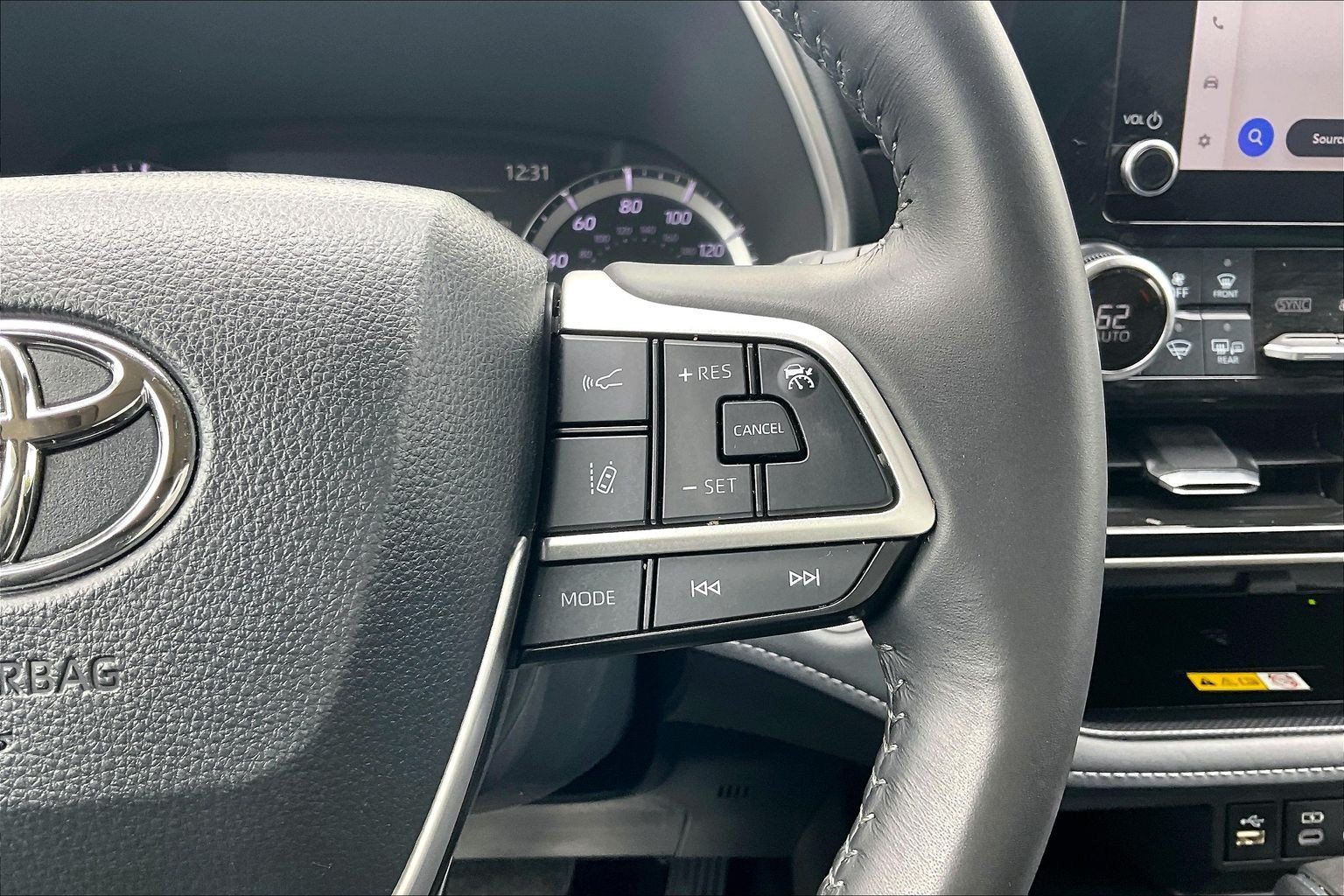 Used 2024 Toyota Highlander XLE AWD/4WD image 24