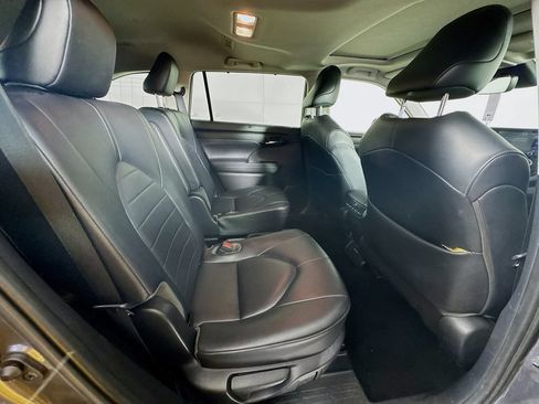Used 2020 Toyota Highlander XLE AWD/4WD image 34