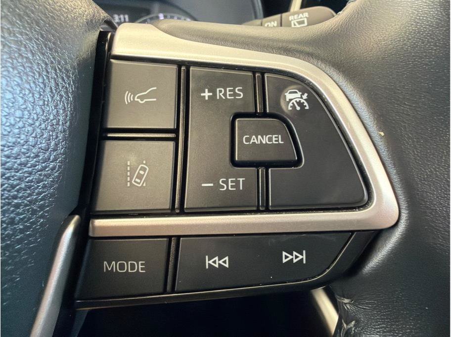 Used 2023 Toyota Highlander LE AWD/4WD image 19
