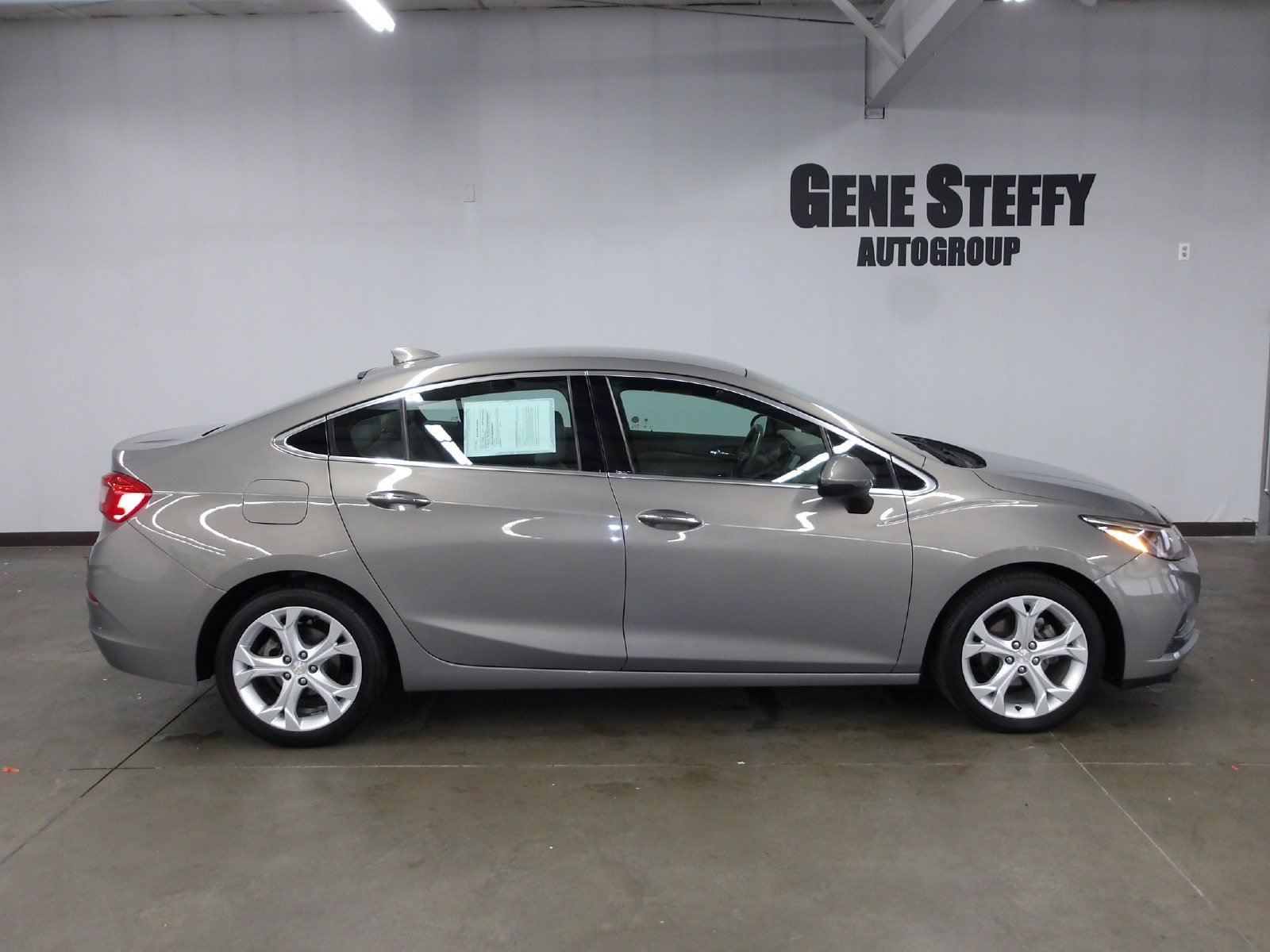 Used 2017 Chevrolet Cruze Premier w/ Premier Convenience Package FWD image 3