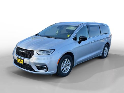 Used 2024 Chrysler Pacifica Touring-L image 1