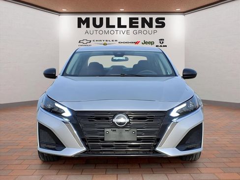 Used 2024 Nissan Altima 2.5 SV image 2