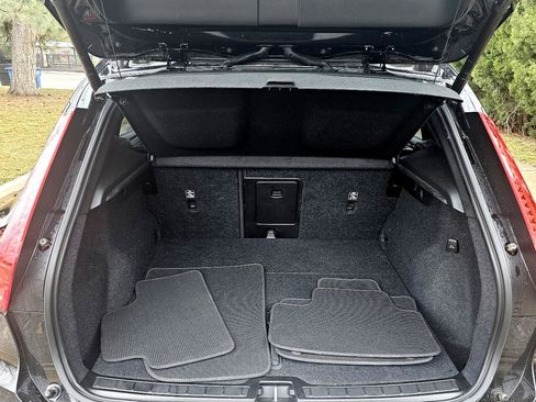 Used 2023 Volvo XC40 B5 Ultimate w/ Climate Package image 12