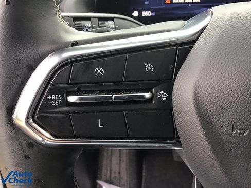 Used 2025 Chevrolet Traverse LT image 36