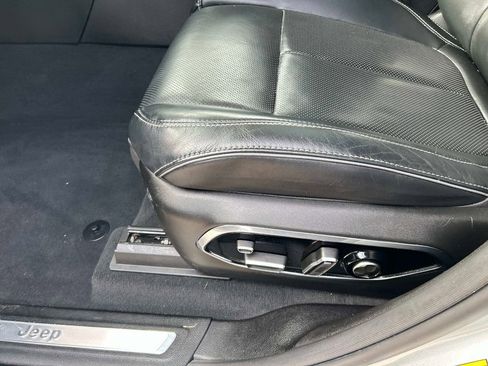 Used 2023 Jeep Grand Cherokee Overland w/ Luxury Tech Group IV image 27