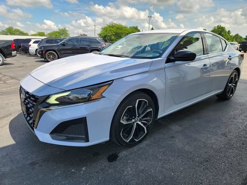 Used 2024 Nissan Altima 2.5 SR FWD image 9