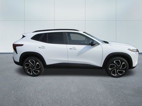 New 2026 Chevrolet Trax RS w/ Sunroof Package FWD image 7