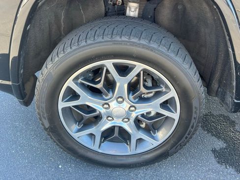 Used 2019 Jeep Grand Cherokee Overland AWD/4WD image 16