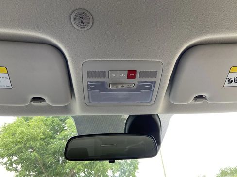 Used 2022 Hyundai Venue Limited FWD image 16