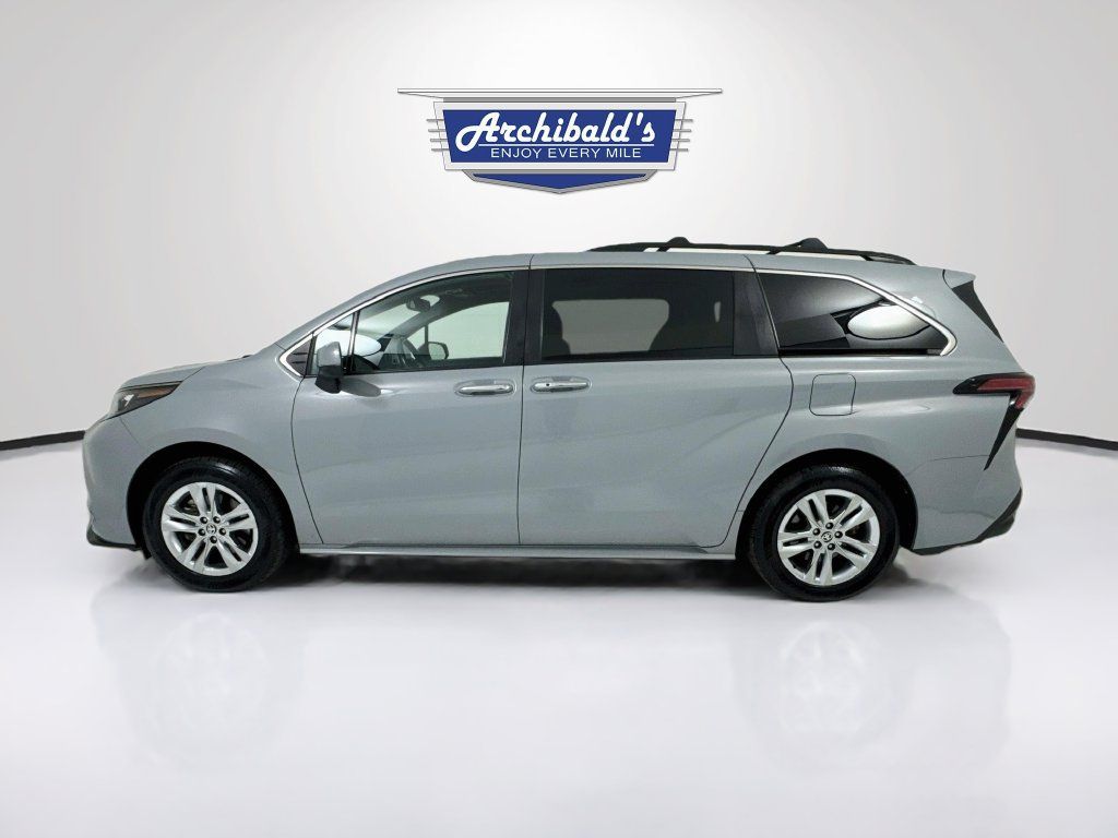 Used 2022 Toyota Sienna XLE Woodland Edition AWD/4WD image 4