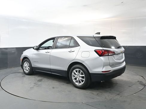 Used 2022 Chevrolet Equinox LS w/ LS Convenience Package AWD/4WD image 3