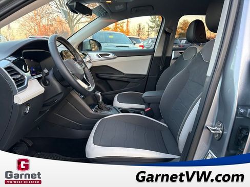 Certified 2025 Volkswagen Taos SE image 18