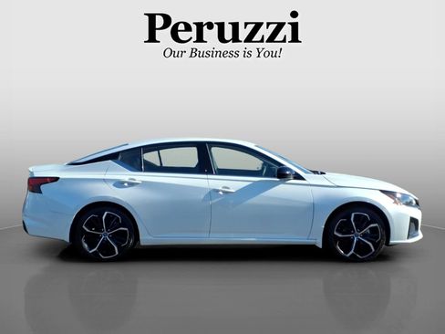 Certified 2023 Nissan Altima 2.5 SR w/ SR Premium Package FWD image 2