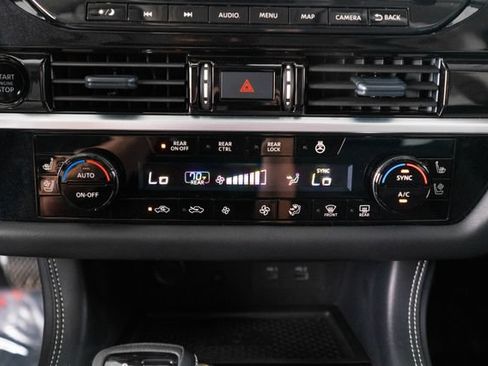 Used 2025 Nissan Pathfinder Platinum w/ Black Appearance Package AWD/4WD image 29
