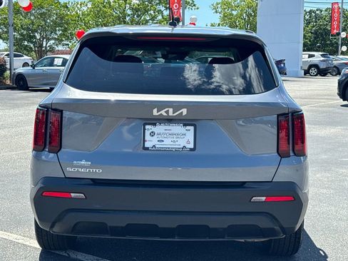 Used 2023 Kia Sorento LX FWD image 4
