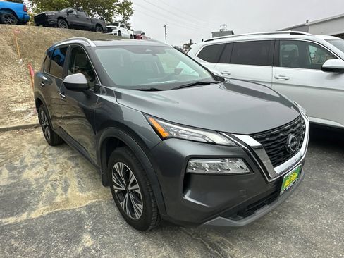 Used 2023 Nissan Rogue SV w/ SV Premium B Package FWD image 2