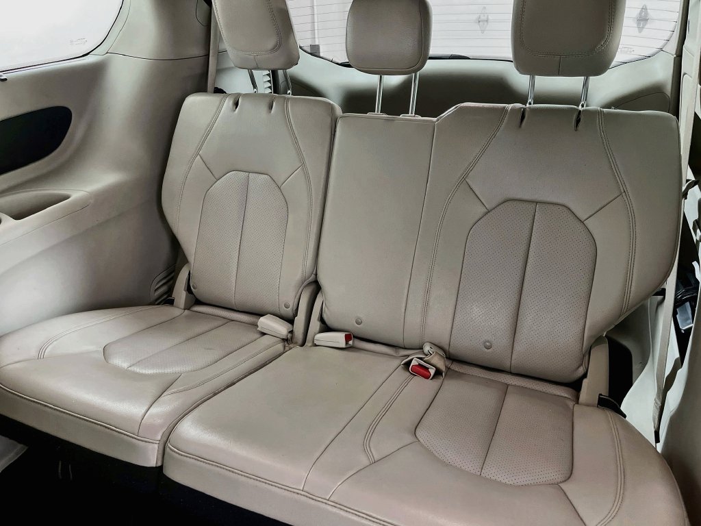 Used 2021 Chrysler Pacifica Touring-L FWD image 28