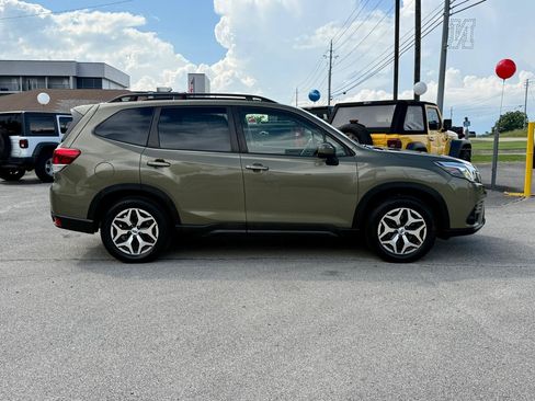 Used 2023 Subaru Forester Premium AWD/4WD image 3
