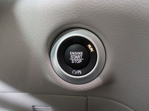 Used 2024 Chrysler Pacifica Touring-L image 45