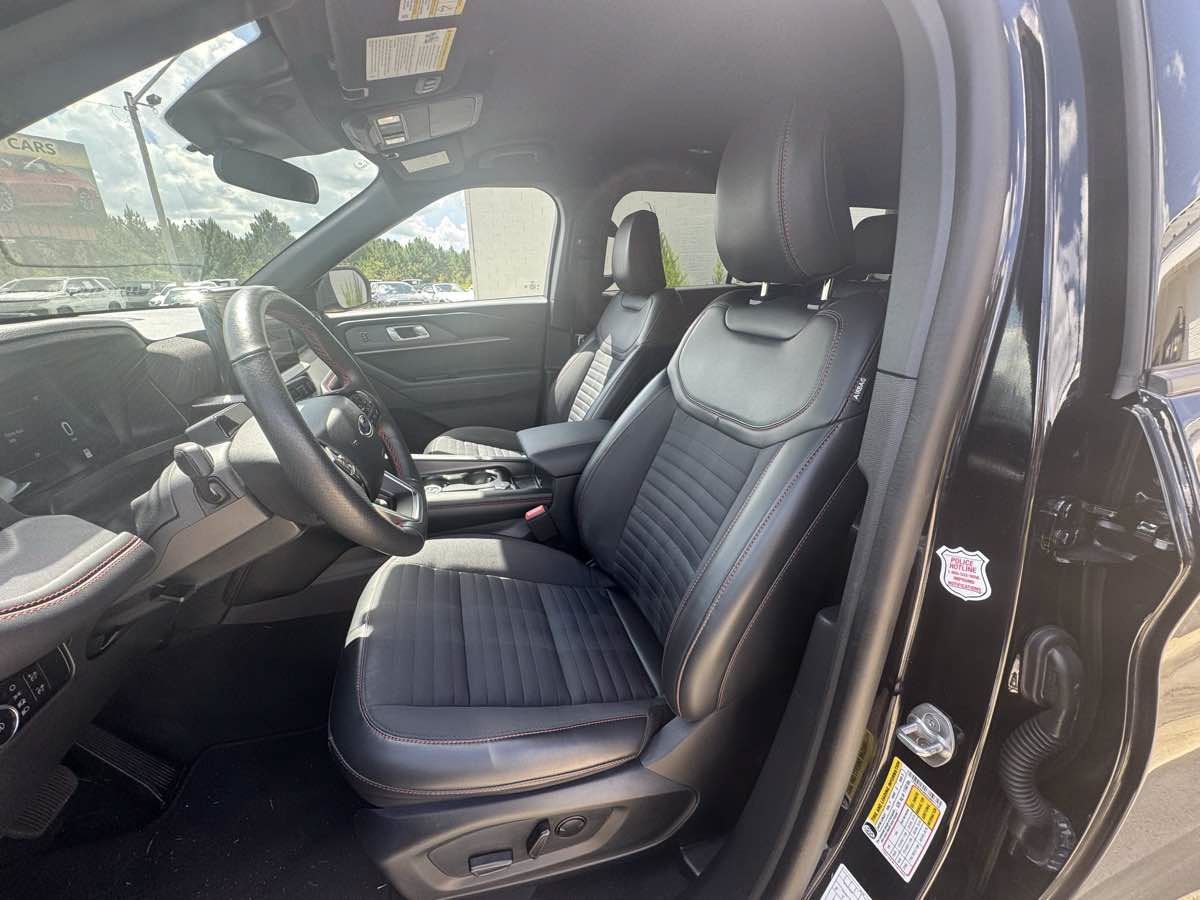 Used 2025 Ford Explorer ST-Line w/ ST-Line Street Pack AWD/4WD image 7