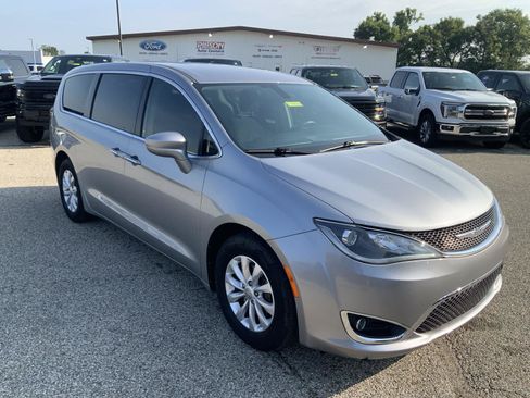 Used 2018 Chrysler Pacifica Touring Plus FWD image 2