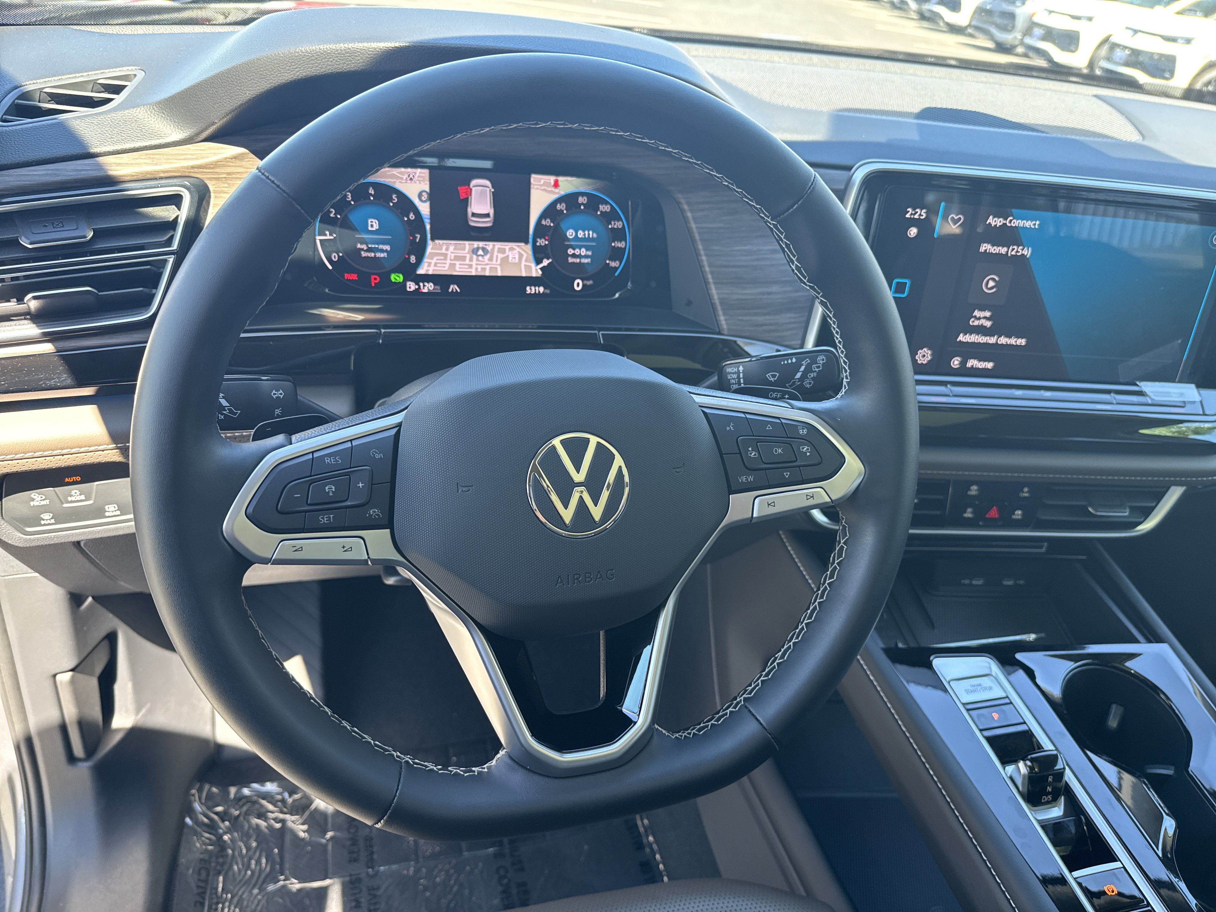 Used 2025 Volkswagen Atlas SEL AWD/4WD image 17