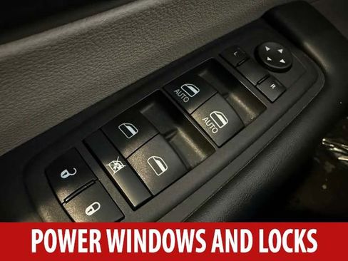 Used 2023 Chrysler Pacifica Touring-L FWD image 9