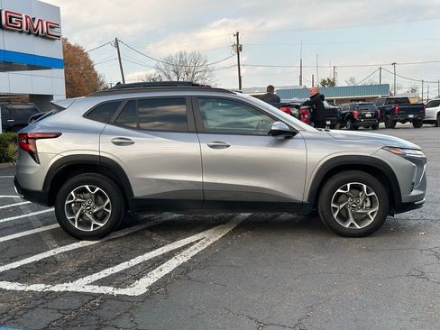 Used 2024 Chevrolet Trax LT w/ LT Convenience Package image 4